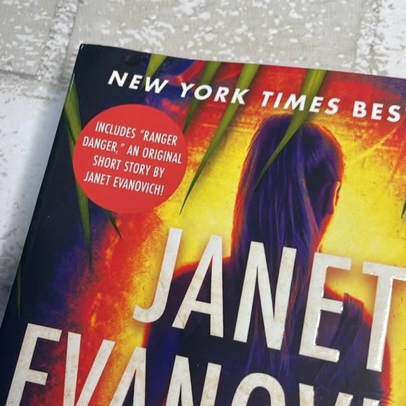 The recovery agent mystery thriller by Janet evanovich - Picture 6 of 9